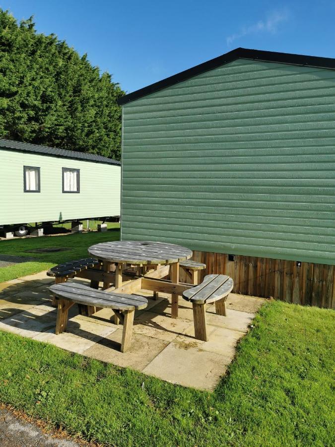Woofles Luxury Caravan At Knaresborough Lido Экстерьер фото